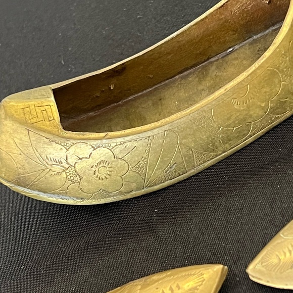 Vintage Solid Brass Floral & Leaf Etched
Slipper Shoe Ashtrays Set of 3 - Picture 8 of 9